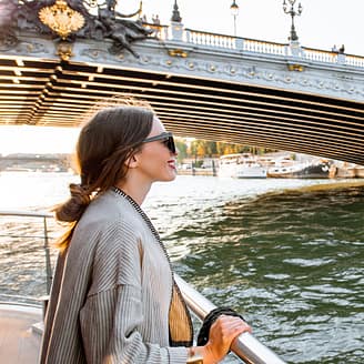 Vrouw op het dek van een woonboot - Parijs