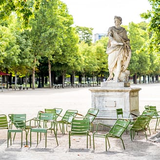 Chaises vert traditionnel dans le jardin des Tuileries à Paris, France - Paris