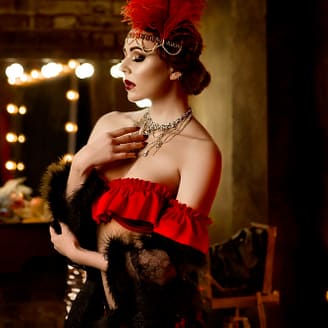 Vrouw in de kleedkamers van een cabaret - Parijs