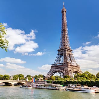 Vue des péniches et de la Tour Eiffel - Paris