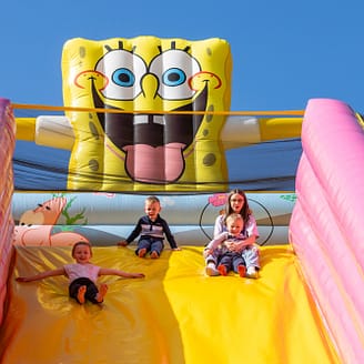 Aire de jeux avec châteaux gonflables - Camping Country Park Crécy-la-Chapelle