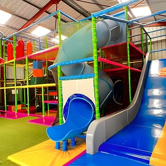 Aire de jeux avec toboggans trampolines et parcours - Camping Country Park - Le Touquin