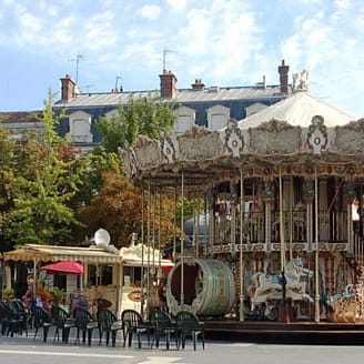 Place Napeléon Bonaparte dans le centre ville de Fontainbleau