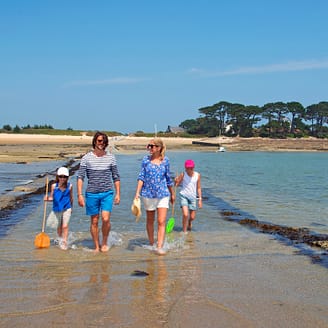 Les Mouettes - Ile Callot - Kind - Familie die naar het Ile Callot loopt met de voeten in het water