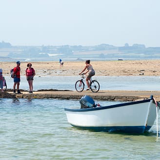 Les Mouettes campsite - Activities and entertainment - Fishing on the submersible causeway leading to the Ile Calot island