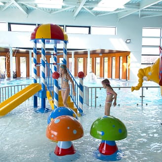 Les Mouettes campsite - Activities and entertainment - Children playing in the water playground in the indoor pool