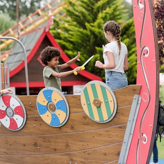 Enfants jouant à l\'aire de jeux Viking - Parc Astérix - Paris