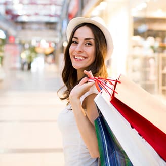 Femme faisant du shopping - Camping Country Park Le Touquin