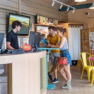 Les Mouettes campsite - Couple requesting information at the campsite reception