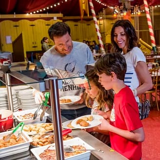 Famille au buffet du restaurant Le Cirque - Parc Astérix - Paris