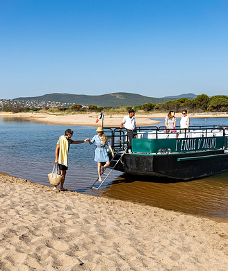Couple arriving on the Esclamande Beach via the water-bus-shuttle of l\'Etoile d\'Argens Ecolodge L\'Etoile d\'Argens Campsite in Fréjus