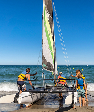 Le Bois de Valmarie campsite - Family doing sailing sport