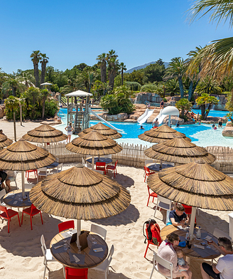Camping la Sirène - Bars et restaurants - Famille assise à la terrasse du Sirène Beach