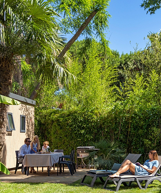 Camping la Sirène - Famille à la terrasse de leur mobile home