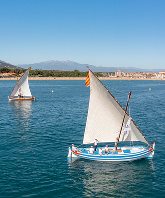 Sirène Holidays - Bateaux catalans le long de la côté méditerranéenne