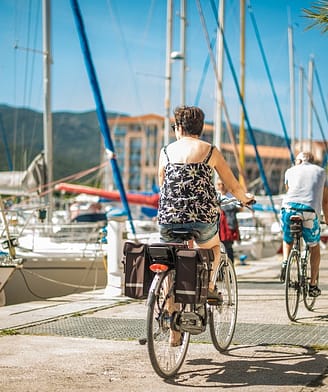 Camping Le Bois de Valmarie - Couple faisant du vélo au port - Argeles Tourisme - Stephane FERRER