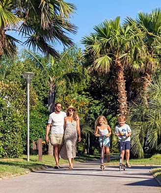 la Sirène campsite - Family on a pedestrian footpath