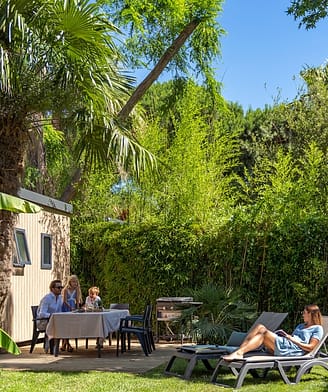 Camping la Sirène - Famille à la terrasse de leur mobile home