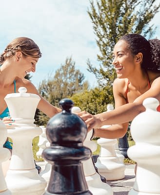 Domaine de Bagheera, Activités, jeune femme en train de faire une partie de jeux d'échec géant