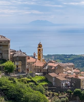 Domaine de Bagheera, Expérience, Vue du village de montagne de Cervione en Corse