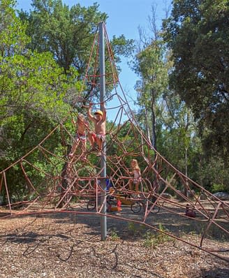 Domaine de Bagheera, Activités, enfant sur une pyramide de cordes