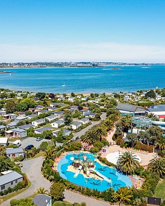 Camping Les Mouettes - Vue aérienne du parc aquatique et des cottages