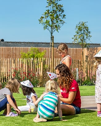 Camping Les Mouettes - Kinderanimatie - Groepsleiders en kinderen in de kinderclub