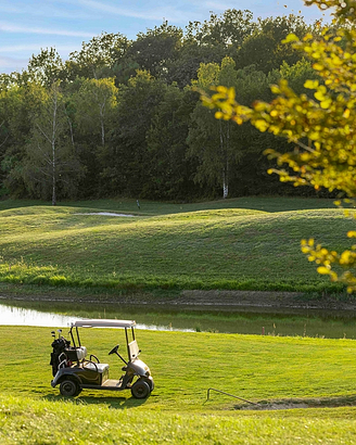 Golfwagen auf einem Golfplatz in der Nähe des Sees - Golfplatz Crécy-la-Chapelle - Domaine de Crecy