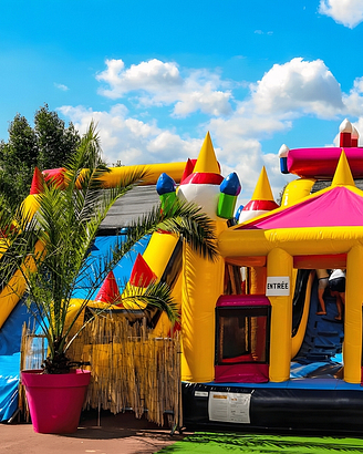 Aire de jeux avec châteaux gonflables - Camping Country Park Crécy-la-Chapelle