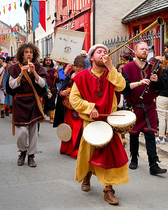 Groep die middeleeuwse muziekinstrumenten bespeelt tijdens een parade op de middeleeuwse markt \"Médiévales de Provins\" in de stad Provins - Provins