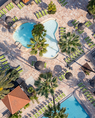 Blick von oben von der Badelandschaft - Campingplatz Fréjus Ecolodge L‘Etoile d\'Argens