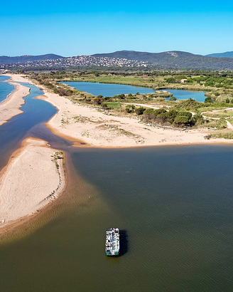 Luchtfoto van de stranden van Esclamandes en de riviershuttle van de Etoile d\'Argens - Camping Fréjus Ecolodge L\'Etoile d\'Argens