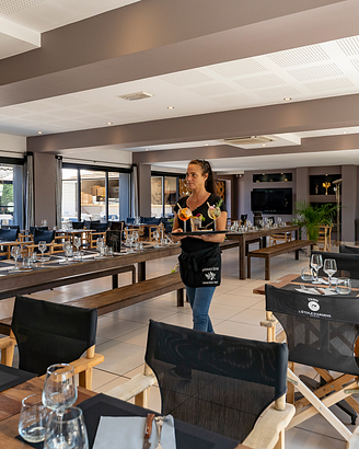 Waitress working inside “L’Olivier” restaurant - Ecolodge L\'Etoile d\'Argens Campsite in Fréjus