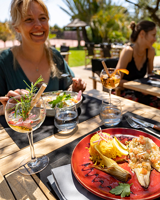 Couples déjeunant des plats méditerranéens au restaurant \'L\'Olivier\" - Camping Fréjus Ecolodge L\'Etoile d\'Argens