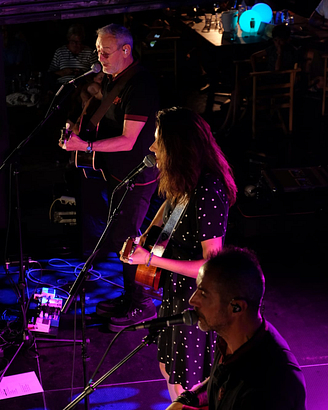 3 Künstler, Gitarristen beim Konzert - Campingplatz Fréjus Ecolodge L‘Etoile d\'Argens