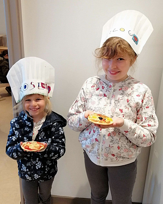 Kinder, die an einem Kochkurs teilnehmen - Campingplatz Fréjus Ecolodge L‘Etoile d\'Argens