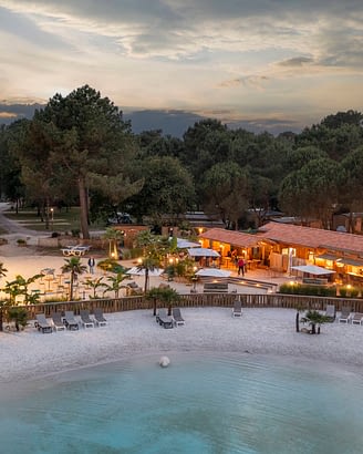 Camping Les Couleurs de la Coubre - Services - Vue aérienne et de nuit de la grande terrasse et du lagon