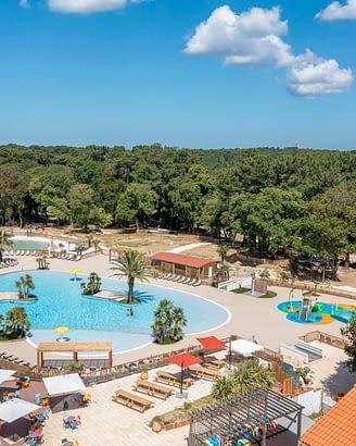 Camping Le Logis - Het waterpark - Uitzicht op het waterpark en het terras van het restaurant
