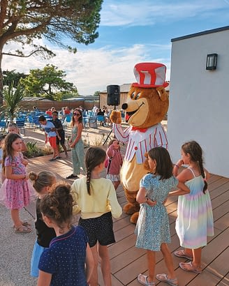 Camping Le Moténo - Activiteiten en animaties - Kinderclub - Kinderen dansen rond de mascotte