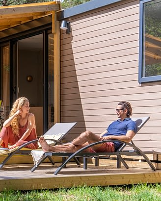 Camping Les Couleurs de la Coubre - Hébergements - Couple sur la terrasse d\'un mobil-home