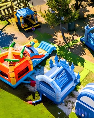 Luftaufnahme des Spielplatzes mit Hüpfburgen - Campingplatz Country Park Crécy-la-Chapelle