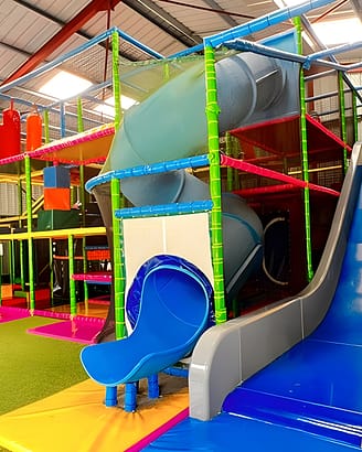 Aire de jeux avec toboggans trampolines et parcours - Camping Country Park - Le Touquin