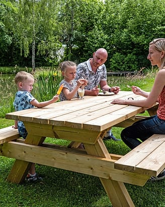 Restauration - Camping Country Park Le Touquin - Famille assis en terrasse en extérieur
