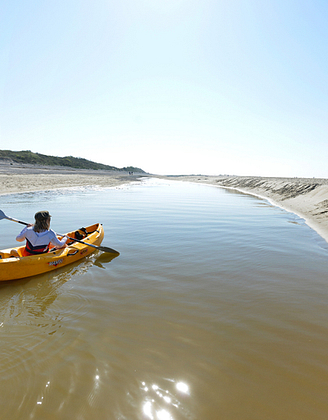 Kayak on the beach of the Baie de Somme © Somme Tourisme, Nicolas Bryant