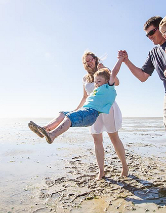 Family at the beach in the baie de somme © Somme Tourisme