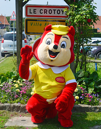Yellito in front of the town sign for Le Crotoy