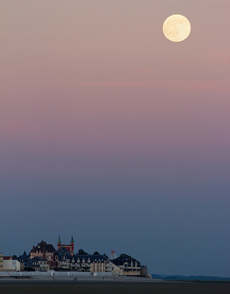 Maan boven het plaatsje Le Crotoy ©Shutterstock