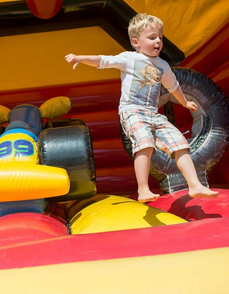 Le Ridin campsite Le Crotoy, children’s activities, children playing on a bouncy castle