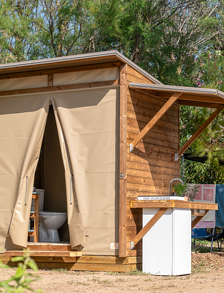 Camping Beauregard Plage - Staanplaats Sani Lodge - Zicht op de sanitaire voorzieningen