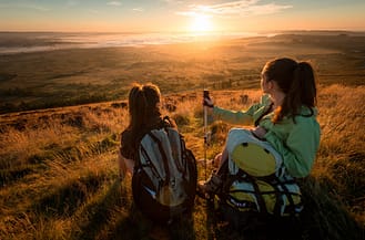 Camping Les Mouettes - Expériences - Monts d\'Arrée - jeunes filles devant un lever de soleil